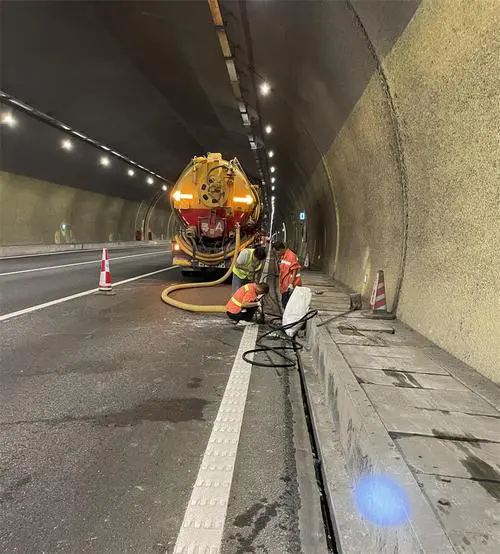 望谟隧道排水渠清淤